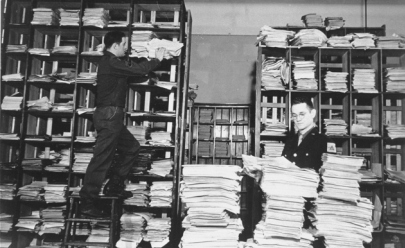 US Soldiers in Nazi Library